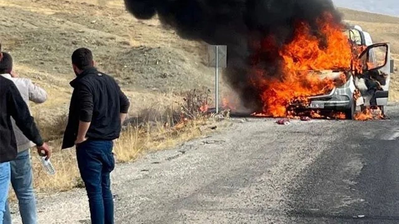 Van'da seyir halindeki yolcu minibüsü Kurubaş'ta alev aldı