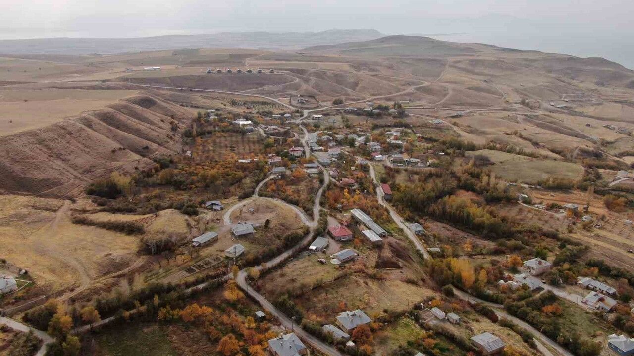 Van'da Sonbahar Renkleri: Van Gölü ve Kırsal Alanlarda Kartpostallık Manzaralar