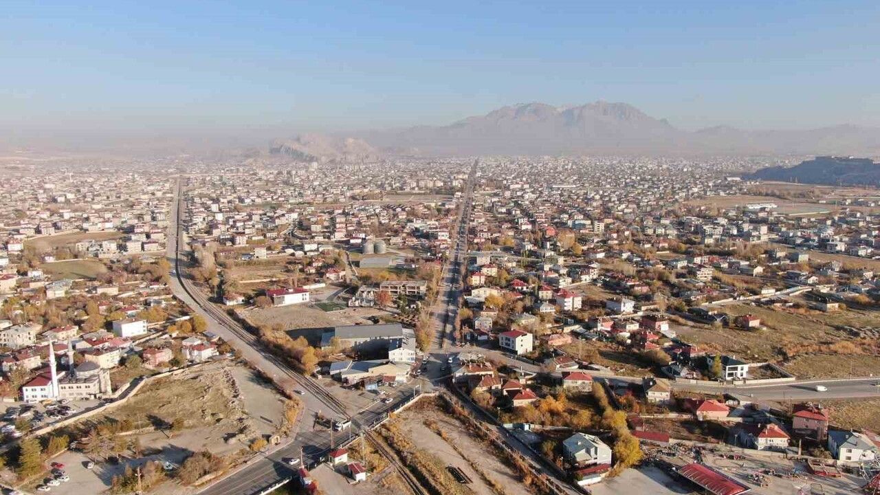 Van'da Sonbaharın Son Haftası: Tarih ve Doğa Kartpostallık Manzaralar Sunuyor