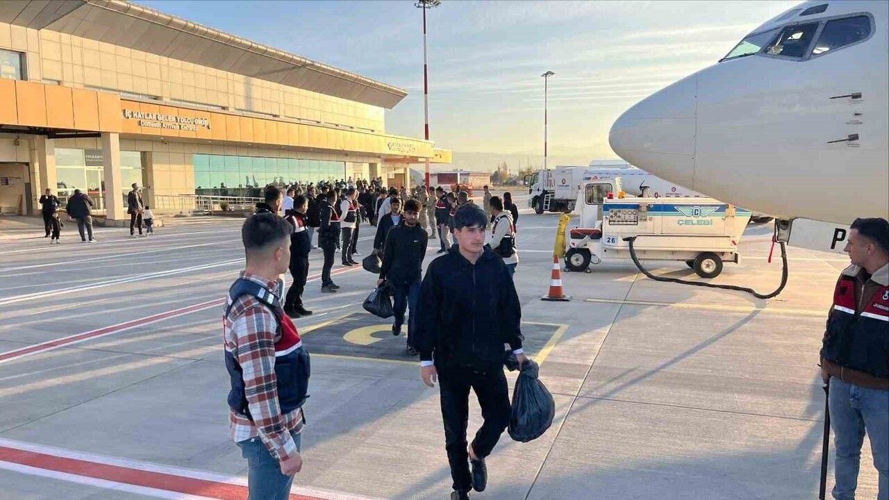 Van'dan 300 Afganistan Uyruklu Düzensiz Göçmen Ülkelerine Geri Gönderildi