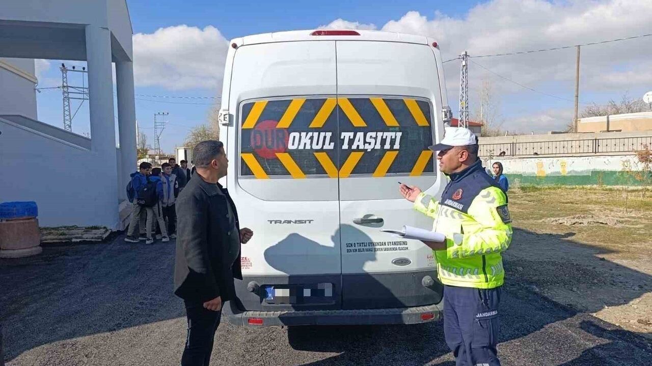 Van Edremit’te okul servislerine jandarma tarafından kapsamlı denetim