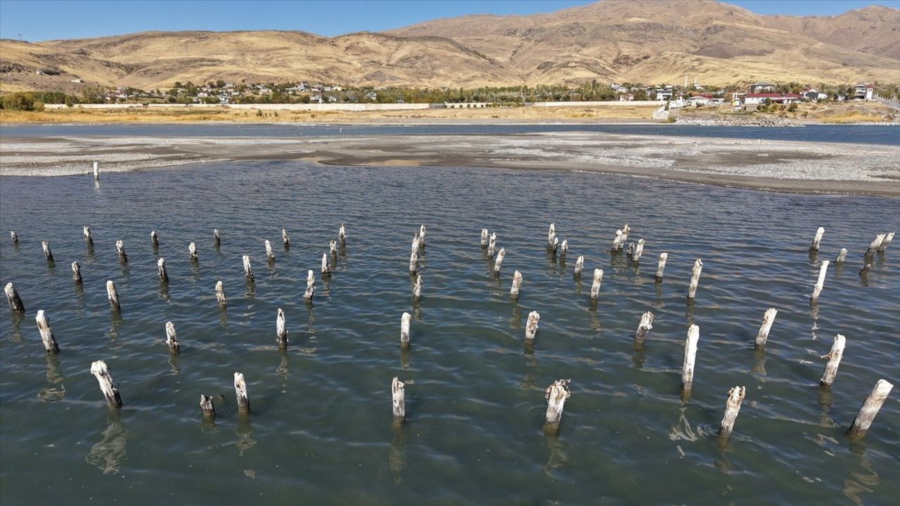 Van Gölü çekilince Ünseli'de asırlık iskelenin ayakları ortaya çıktı