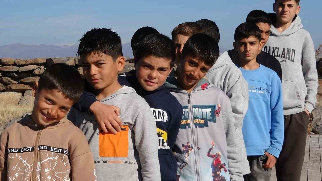 Van Gölü'nde yazın sararan saçlar kışta doğal rengine dönüyor