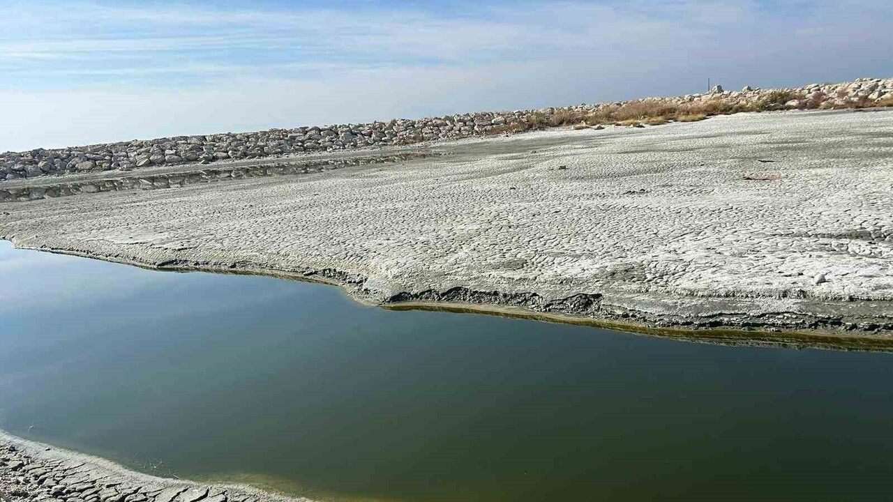 Van Gölü'nün çekilmesi balıkçı limanlarını işlevsiz bıraktı: Uzman uyarısı ve ekonomik etkiler