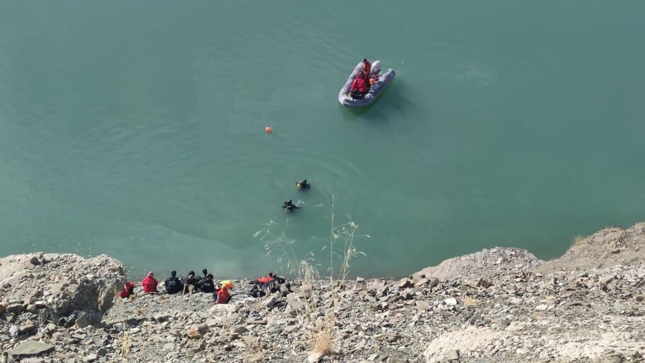 Van Gürpınar'da Zernek Barajı'na Uçan Otomobilde Ölenlerin Kimlikleri Belirlendi