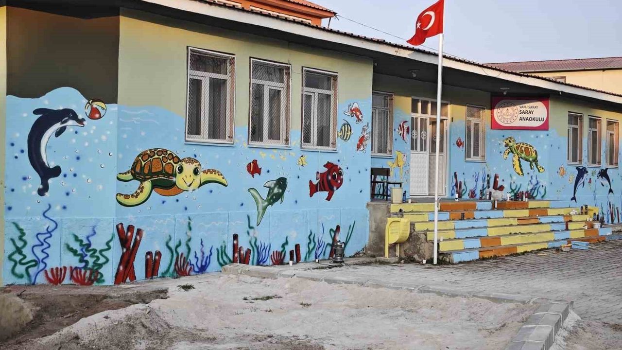 Van Güzel Sanatlar Lisesi'nden Saray'daki anaokuluna renkli ve eğitici duvar çalışması