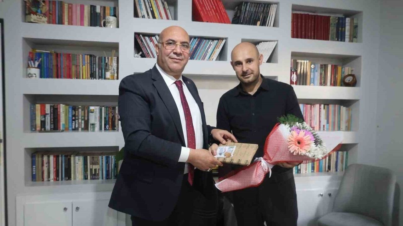 Van İl Milli Eğitim Müdürü'nden bıçaklı saldırıda yaralanan öğretmene moral ziyareti