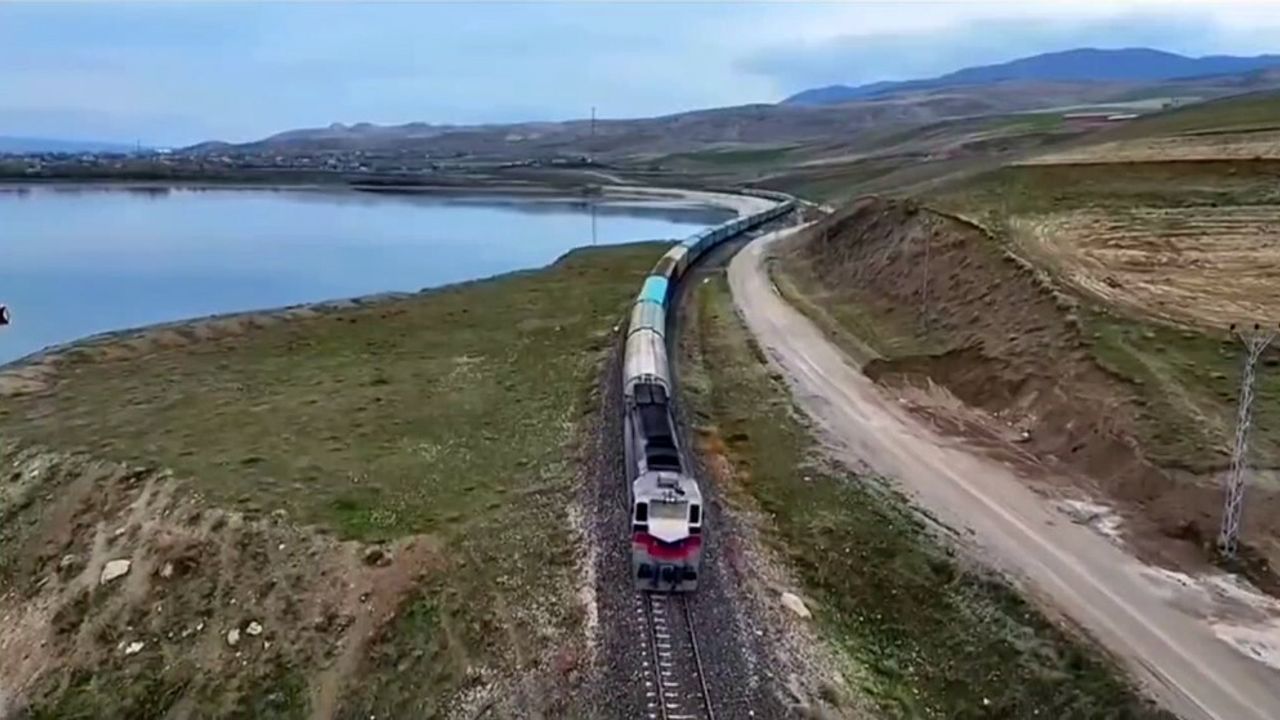 Van–İran hattında yük treni Erçek Gölü kıyısında kartpostallık manzaralar oluşturuyor
