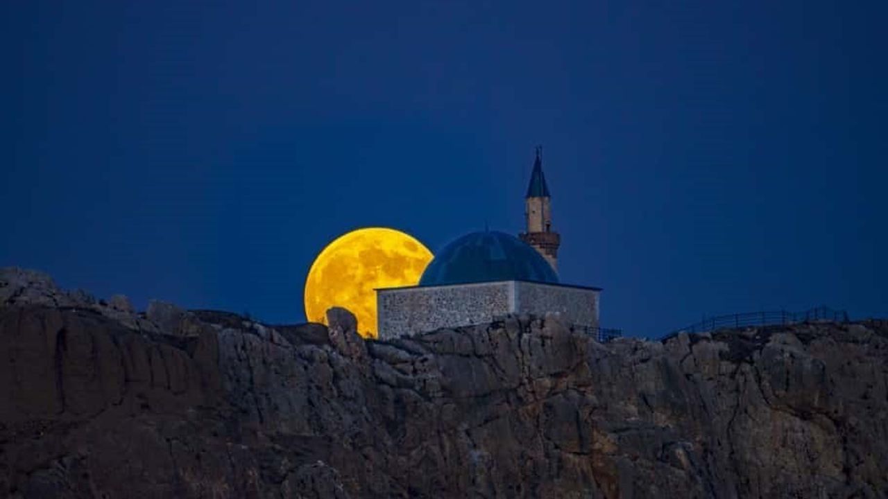 Van Kalesi ve Süleyman Han Camii, 5 Kasım'daki 'Kunduz Süper Ay' ile görsel şölen sundu
