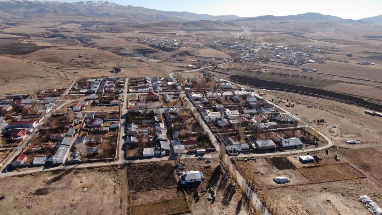 Van Özalp'te Emek Mahallesi'ndeki simetrik yapılar sonbaharda kartpostallık manzara sunuyor