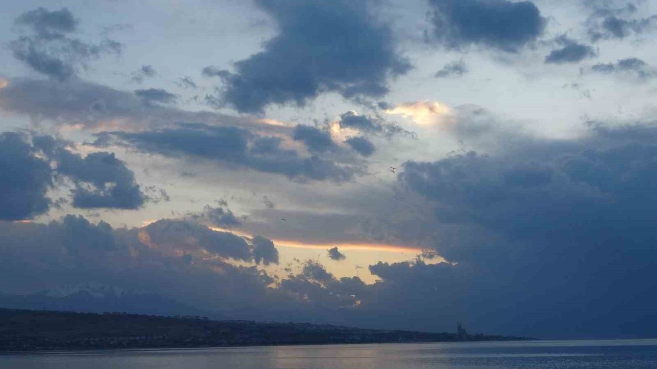 Van semalarında gündüz bulutları ve akşam ışık şöleni