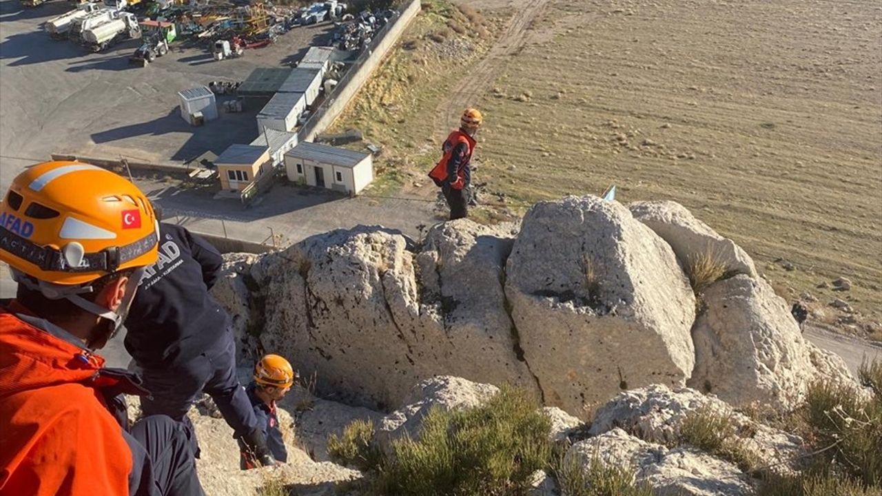 Van Tuşba'da kayalıklarda mahsur kalan Şefik Bartin, AFAD ve UMKE ekiplerince 3,5 saatte kurtarıldı