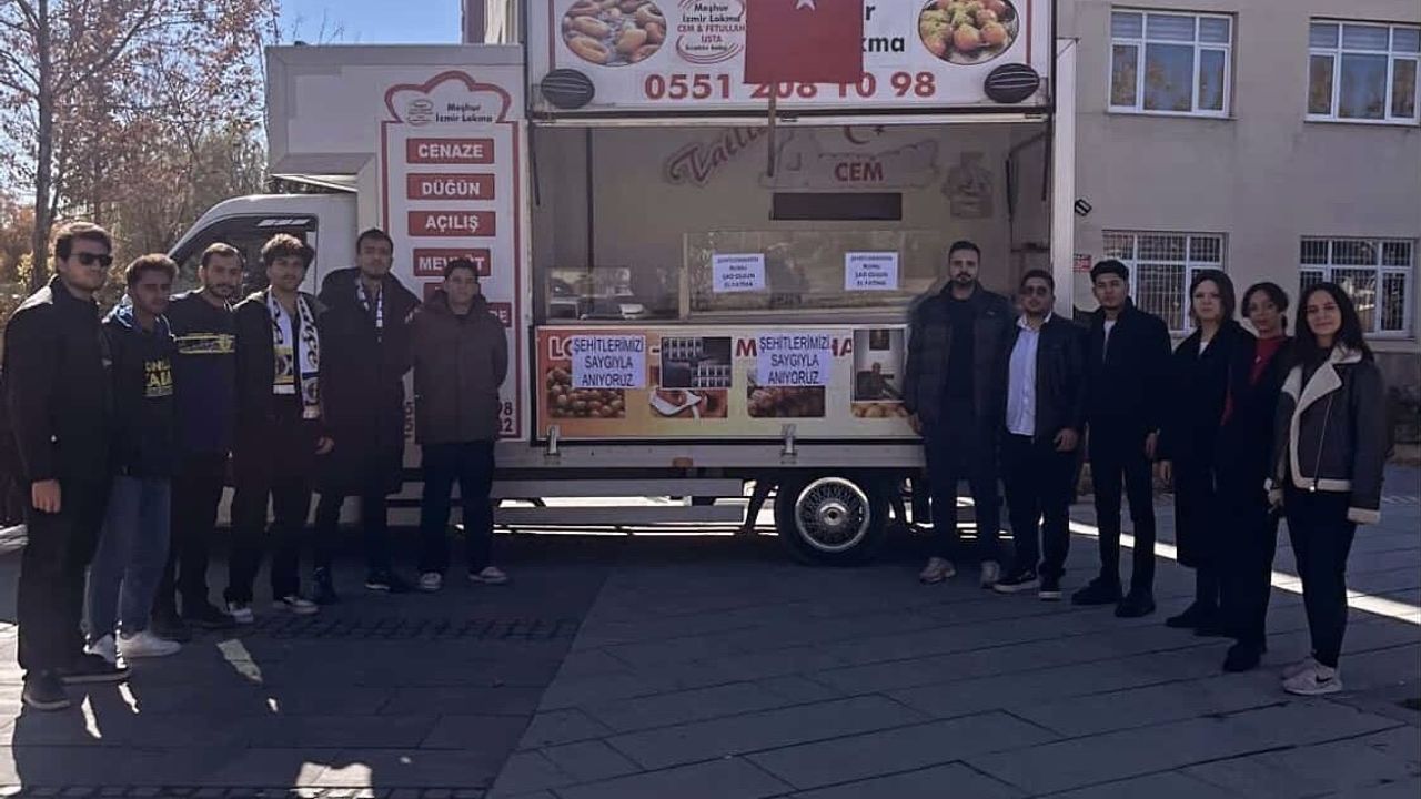 Van YYÜ öğrencilerinden 20 şehit için kampüste lokma dağıtımı