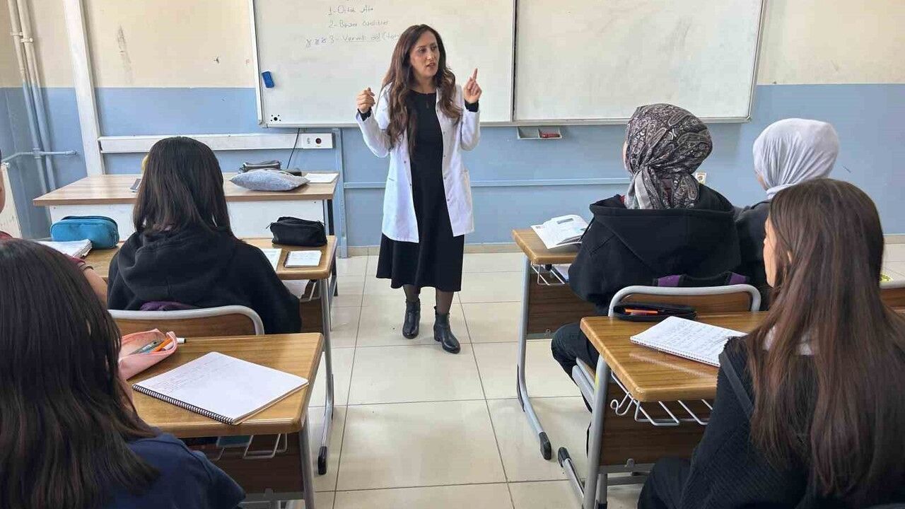 Vanlı Öğretmen Saniye Kurt, Kendi İmkanıyla Koreceyi C1 Seviyesine Taşıdı ve Öğrencilerine Öğretiyor