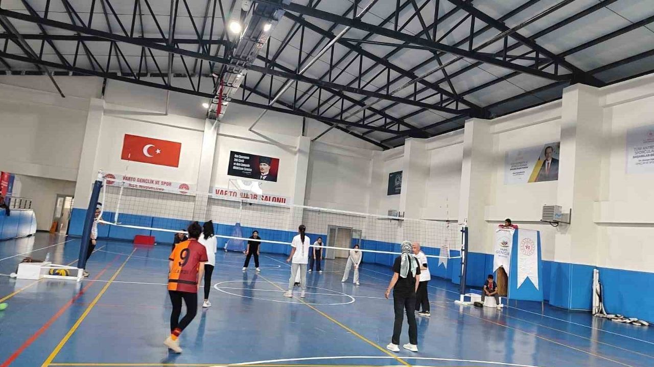 Varto Spor Salonu'nda voleybol antrenmanları uzman antrenörlerle yoğun katılımla sürüyor