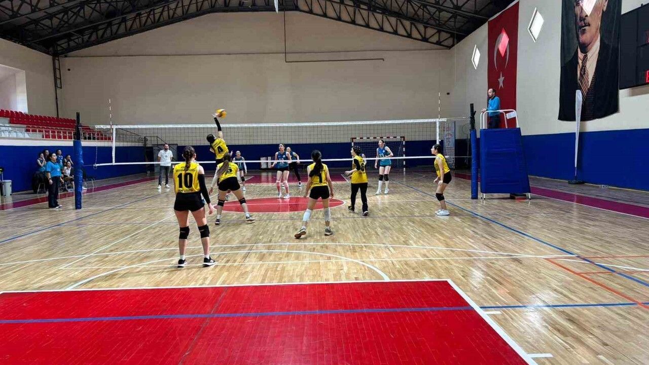 Vezirköprü'de 2025-2026 Okul Sporları Genç Kızlar (A) Voleybol İlçe Birinciliği tamamlandı