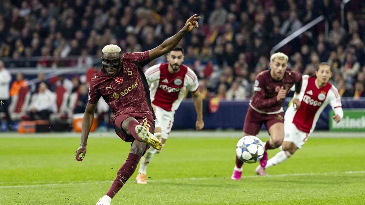Victor Osimhen, Ajax deplasmanında Avrupa kupalarındaki ilk hat-trick'ini kaydetti