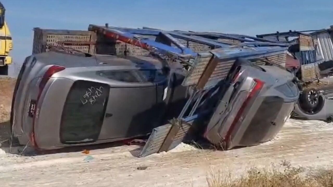 Viranşehir'de devrilen tırda yüklü sıfır otomobiller ağır hasar aldı