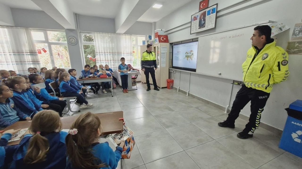 Vize'de ilkokul öğrencilerine '7-11 Yaş Çocuklar İçin Trafik Dedektifleri Eğitimi' verildi