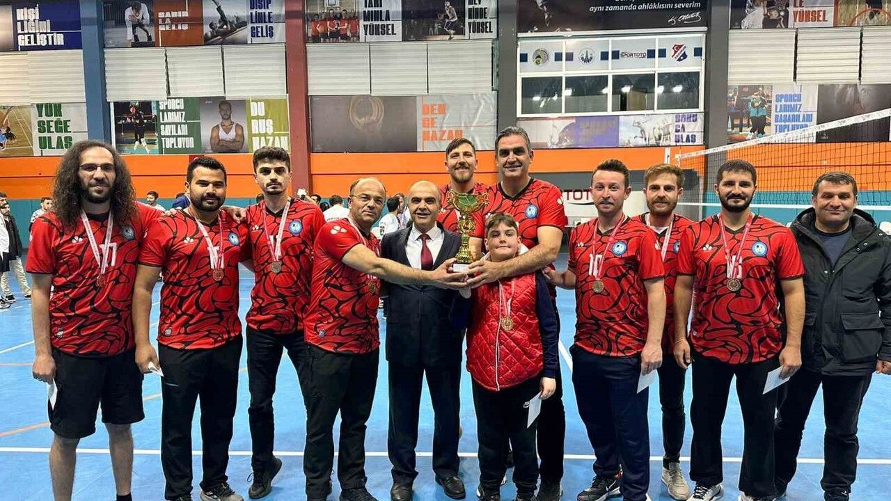 Voleybolda Şampiyon Aşkale: 24 Kasım Öğretmenler Günü Turnuvası Sona Erdi