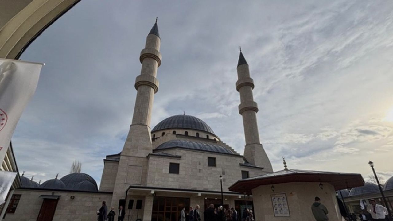 WhatsApp ve SMS için 21 Kasım 2025: Dualı ve En Yeni Cuma Mesajları