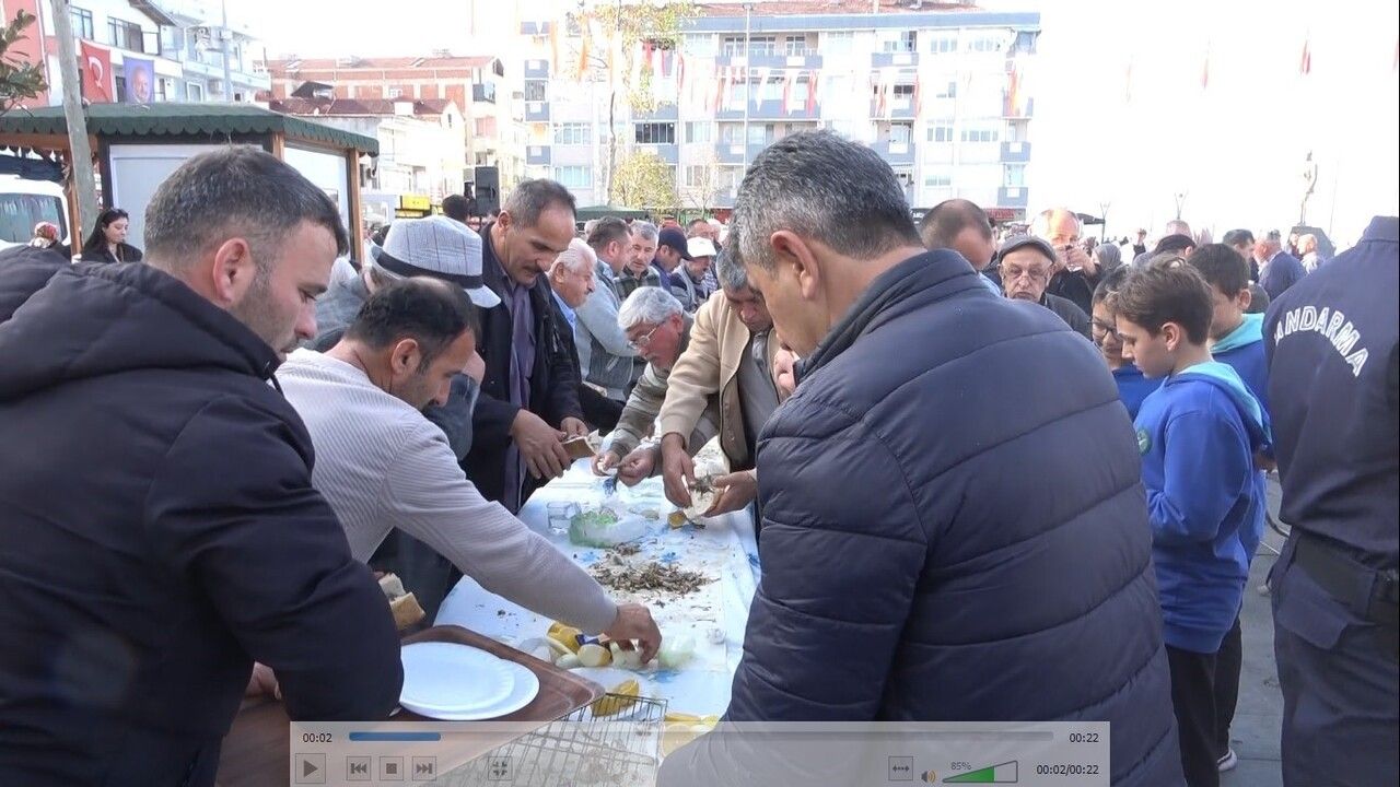 Yakakent Hamsi Festivali'ne yoğun ilgi: İki saatte 3 ton hamsi tükendi