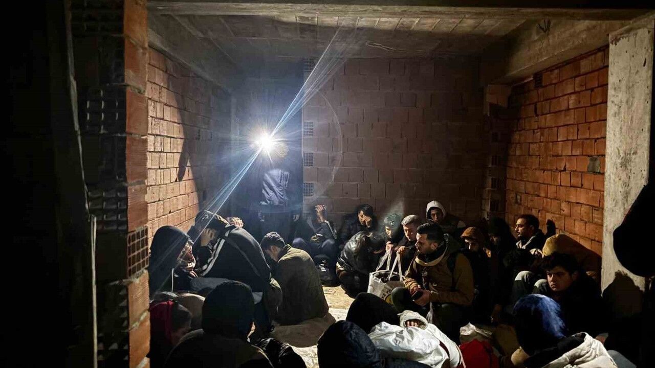 Yalıkavak'ta inşaatta yakalanan 4'ü çocuk 28 düzensiz göçmen Muğla İl Göç İdaresi'ne sevk edildi