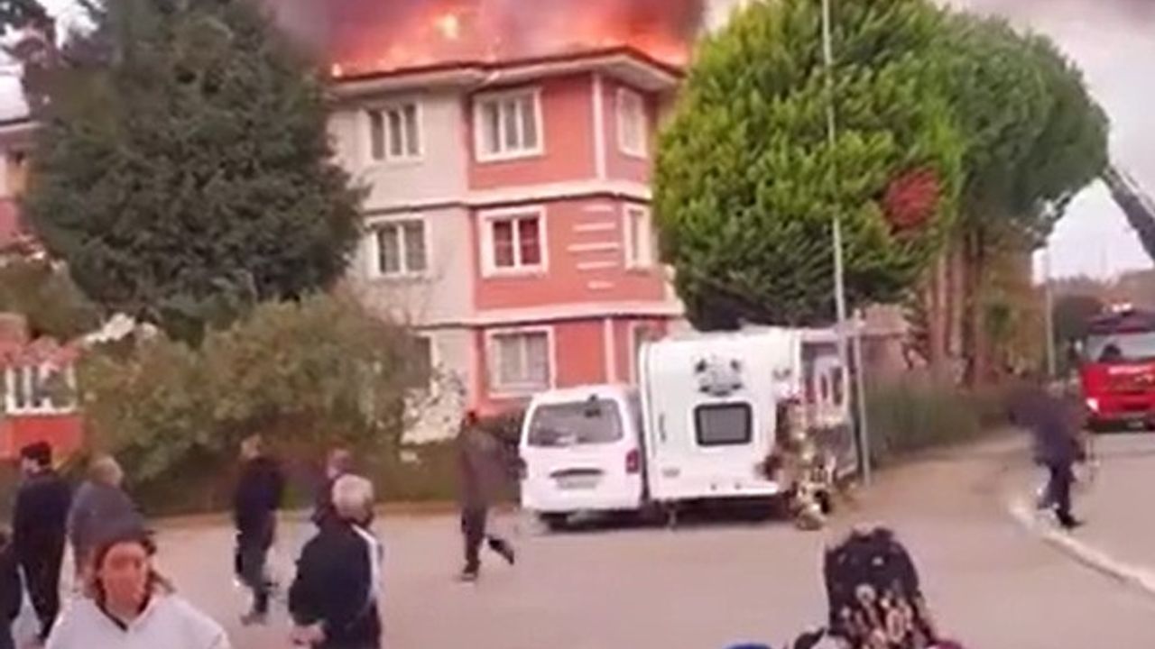 Yalova Paşakent'te 3 Katlı Binanın Çatısında Yangın — İtfaiye Müdahale Etti