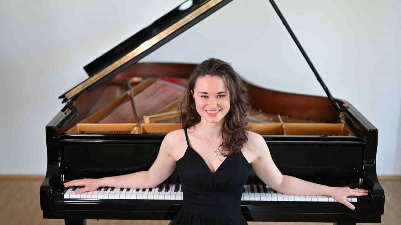 Yaşar Üniversitesi mezunu Nehir Özzengin Forbes’un '30 Altı 30' listesine girdi