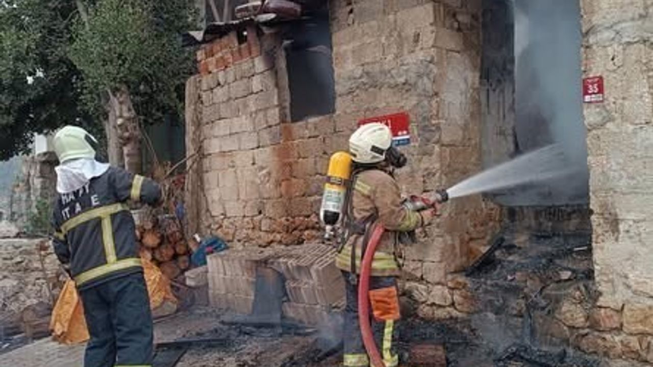 Yayladağı'nda metruk bina yangını itfaiyenin müdahalesiyle söndürüldü