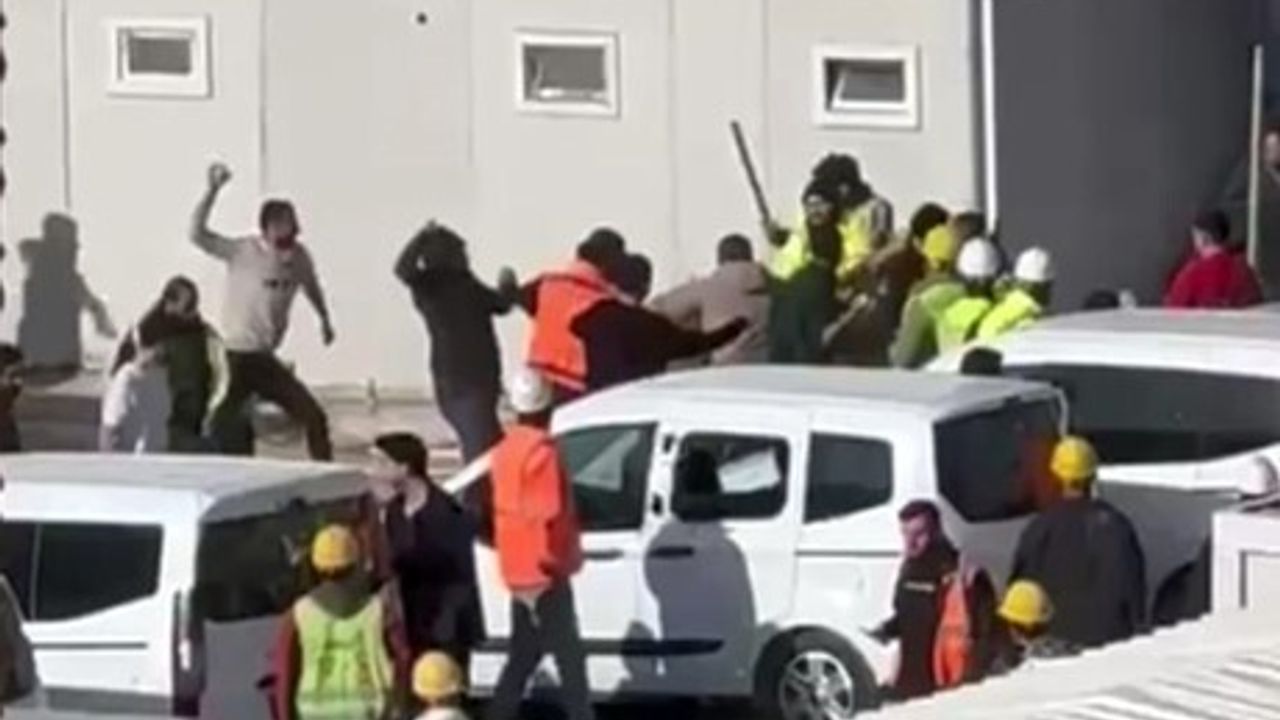 Yenimahalle'de inşaatta işçiler arasında taşlı ve sopalı kavga: polis ve sağlık ekipleri inceleme başlattı