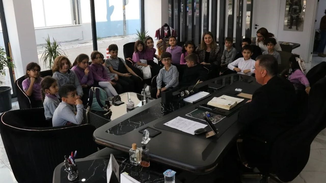 Yenipazar Belediye Başkanı Malik Ercan, İlkokul Öğrencilerini Makamında Ağırladı