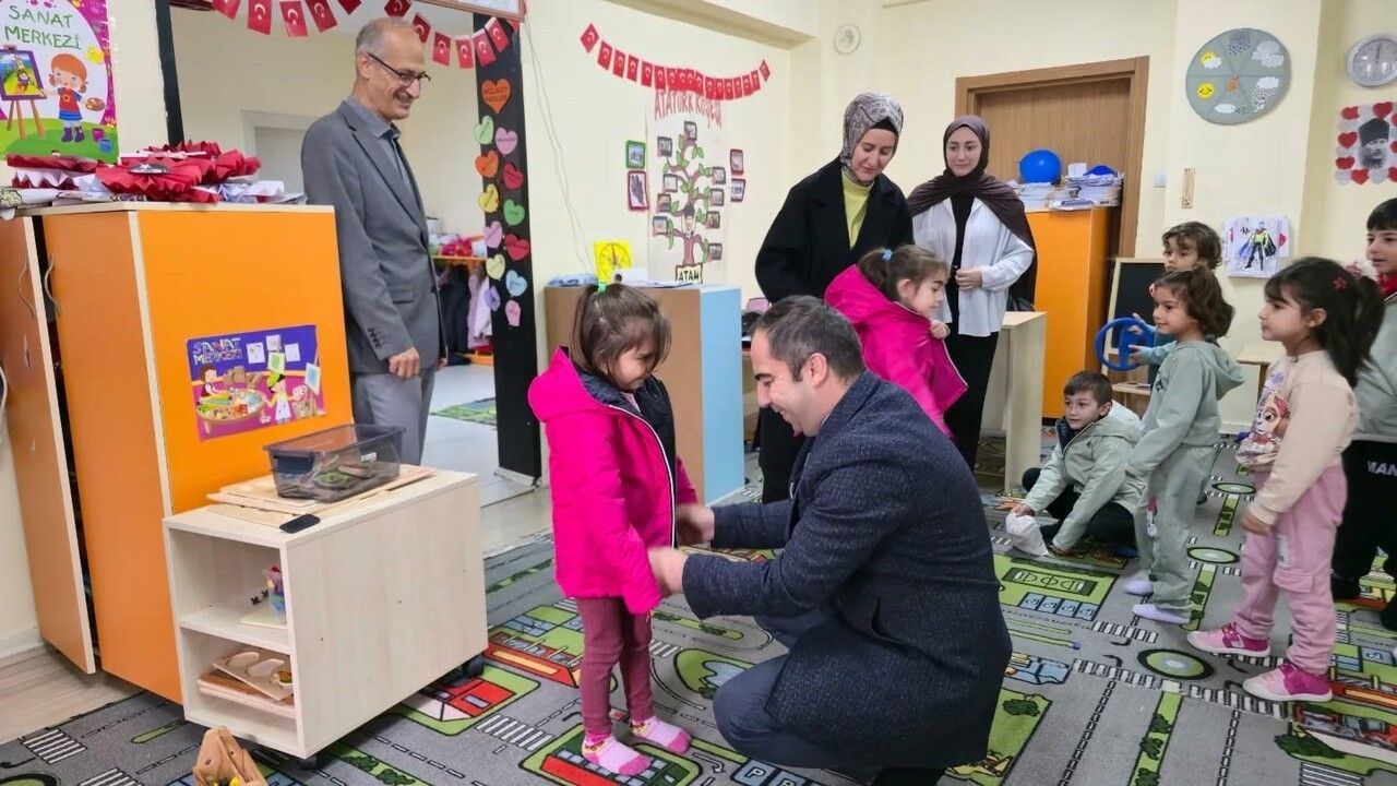 Yenipazar'da hayırseverin mont desteği ilkokul ve ortaokul öğrencilerine dağıtıldı