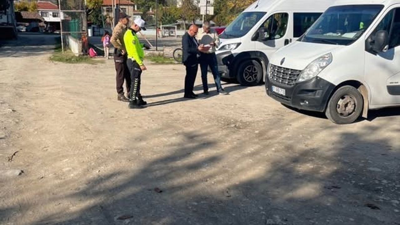 Yenipazar'da öğrenci servisleri denetlendi: Şoförlere trafik ve güvenlik bilgilendirmesi