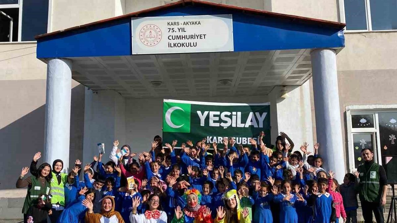 Yeşilay Kars Şubesi Köyümüzde El Ele projesi Akyaka Demirkent'te çocuklarla buluştu