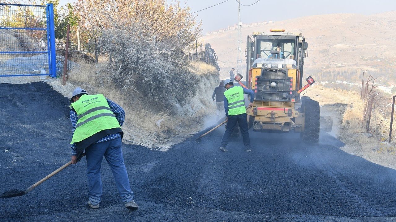 Yeşilyurt Belediyesi Banazı Yeni Mahallesi'nde 3 km yolu sıcak asfaltla yeniliyor