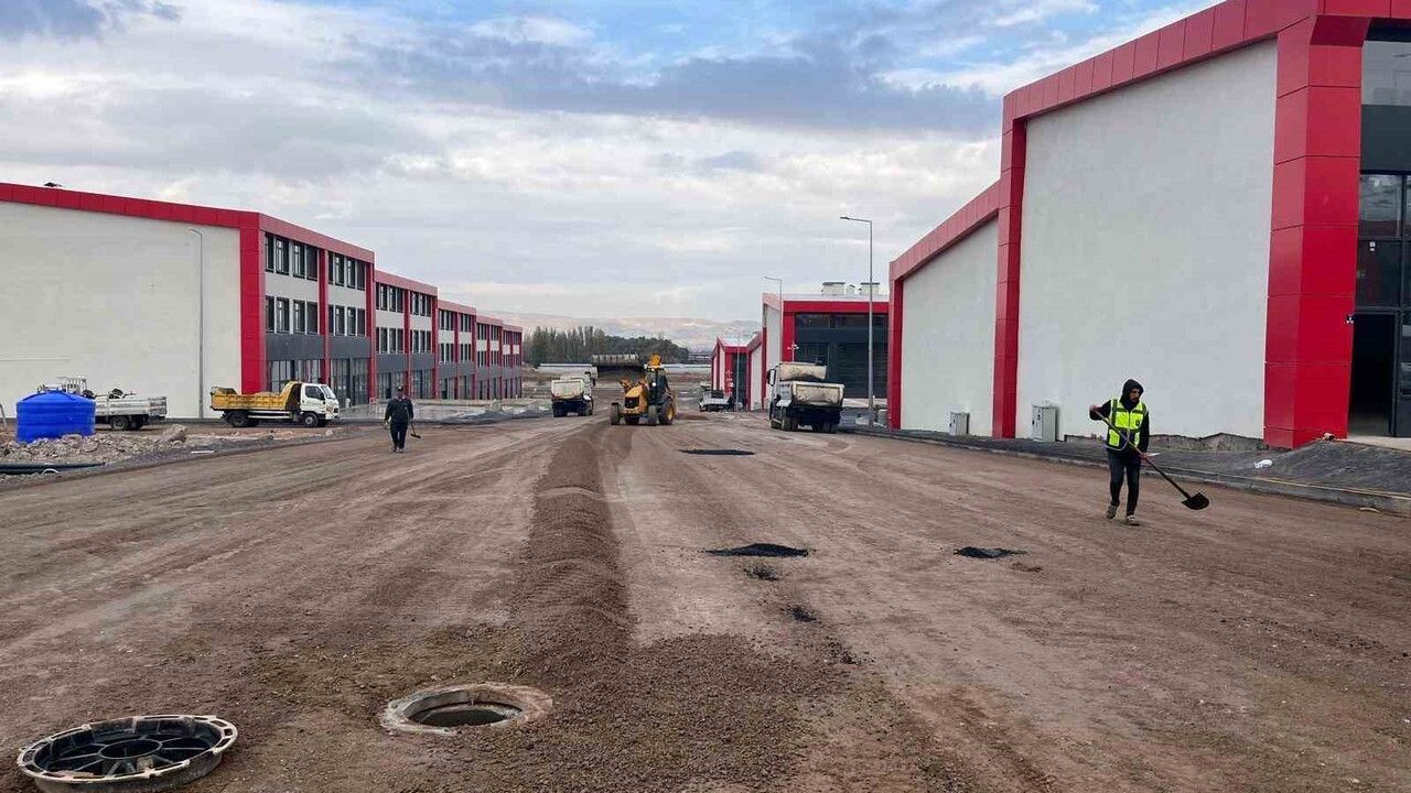 Yeşilyurt Oto Sanayi Sitesi'nde Üst Yapı Sona Yaklaşıyor: Asfalt Serimi Başladı, Kuralar Yakında
