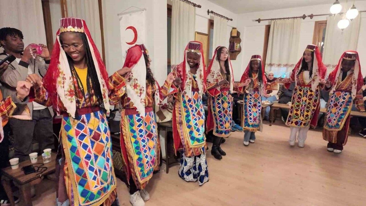 Yozgat'ta Afrikalı öğrenciler tanışma etkinliğinde halay çekip kültürlerini paylaştı
