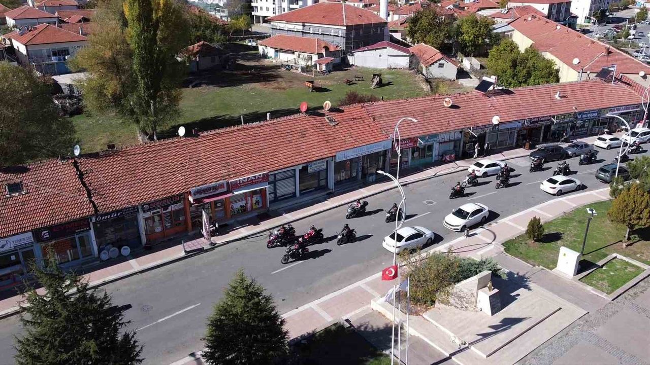 Yozgat'ta motosiklet tutkunları haftalık sürüşlerle kentin tarihi ve doğal güzelliklerini tanıtıyor