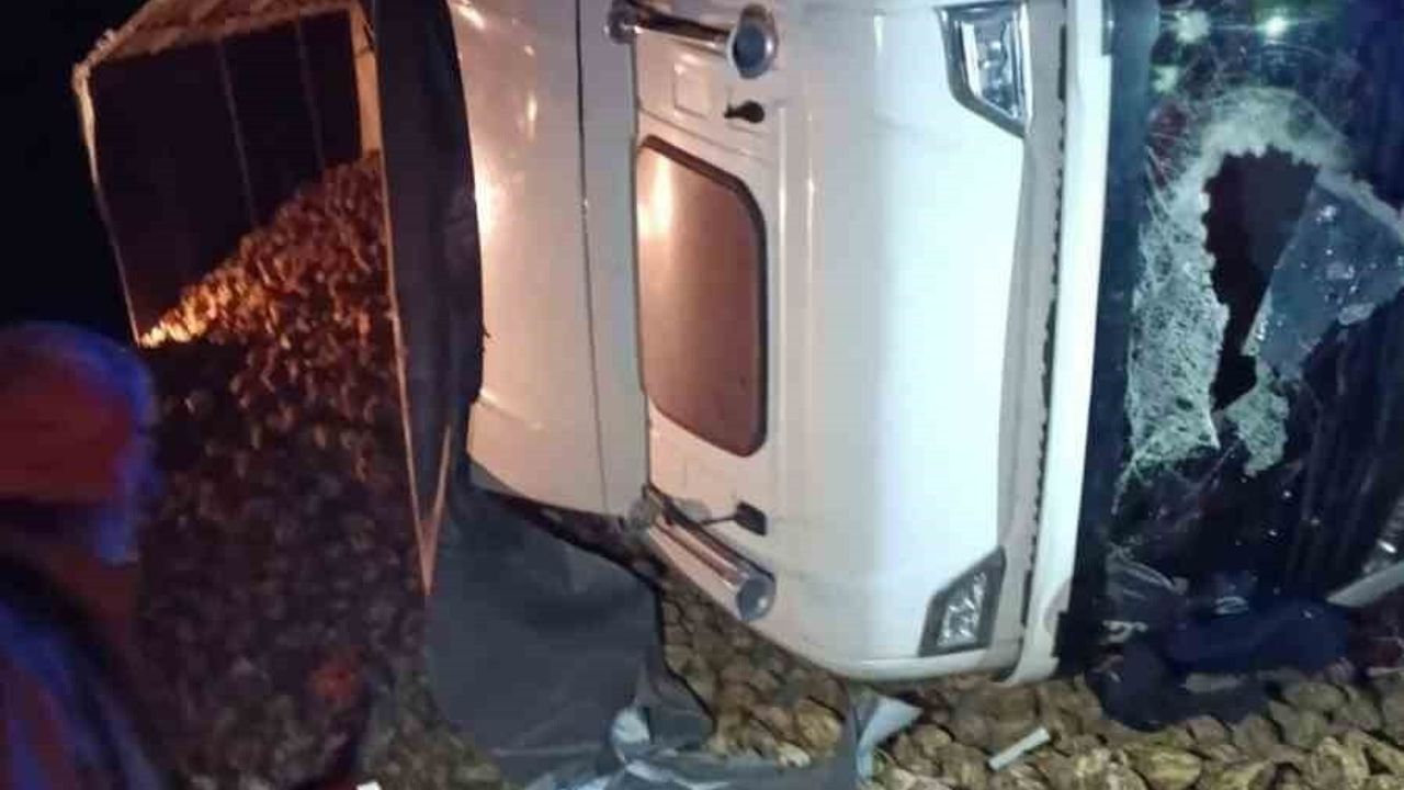 Yozgat'ta pancar yüklü tır devrildi: Sürücü hayatını kaybetti