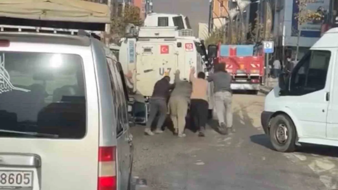Yüksekova'da arızalanan zırhlı araç vatandaşların yardımıyla kurtarıldı