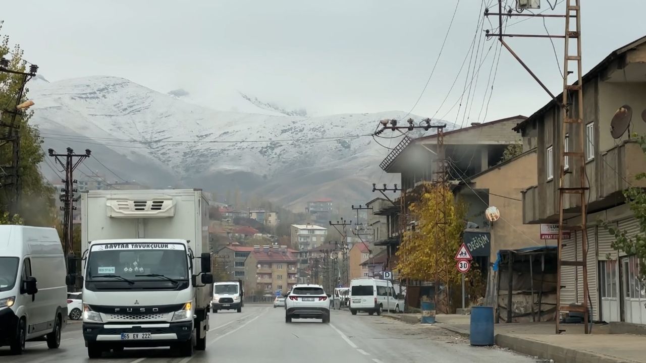 Yüksekova'da gece başlayan kar yağışı dağları beyaza bürüdü