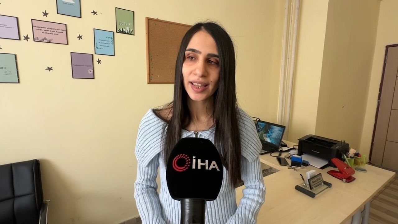 Yüksekova'da görme engelli rehber öğretmen Berçem Tüner öğrencilerine ışık oluyor