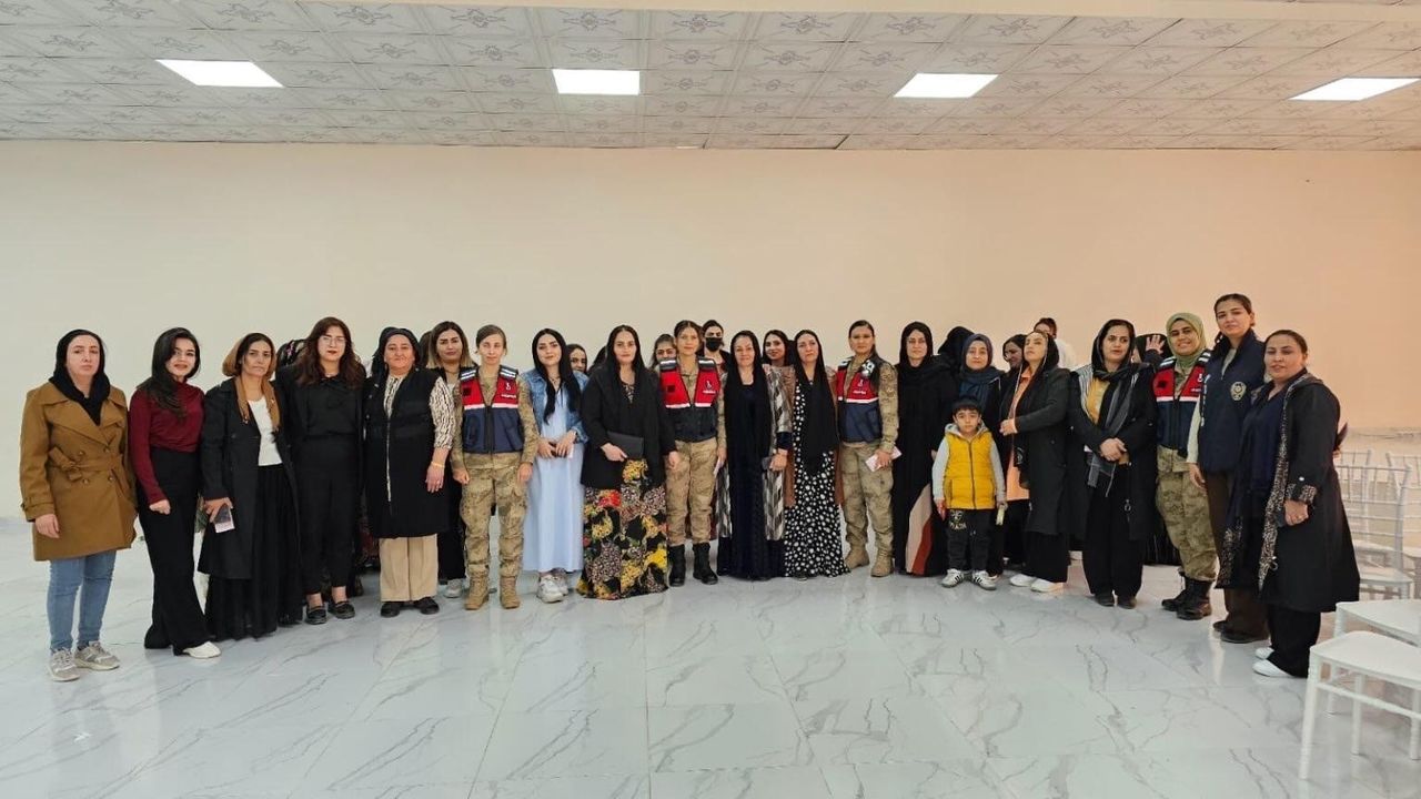 Yüksekova’da kadın güvenlik güçleri Esendere’de KADES bilgilendirmesi yaptı