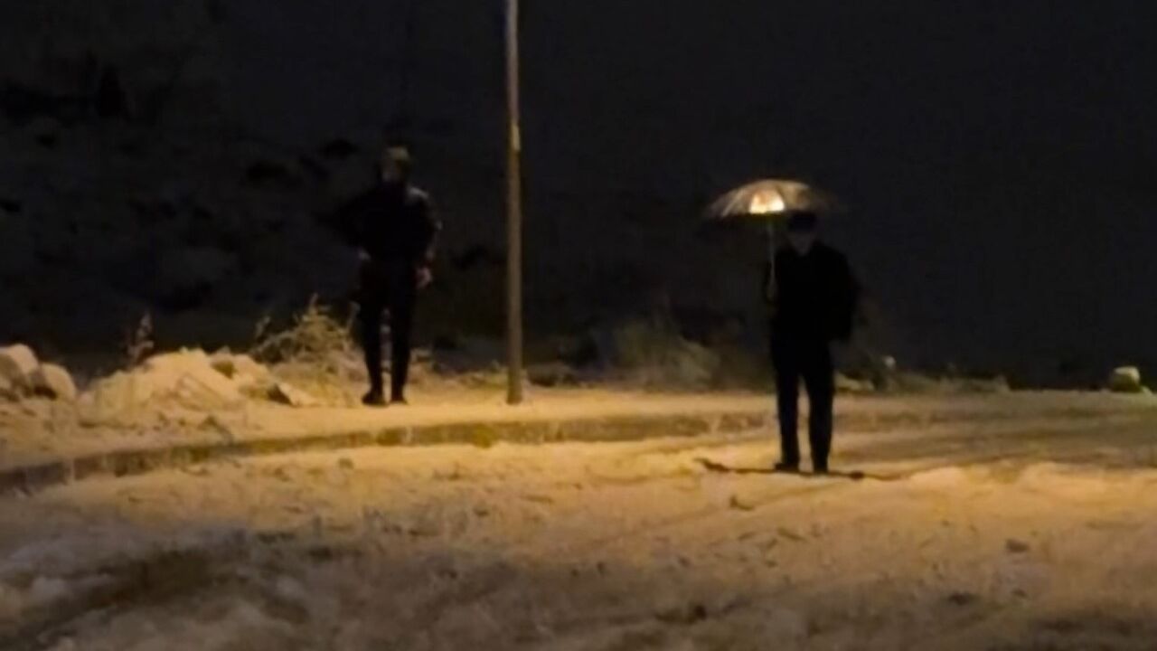 Yüksekova’da kar yağışı ulaşımı etkiledi: Sürücüler yokuşlarda zorlandı