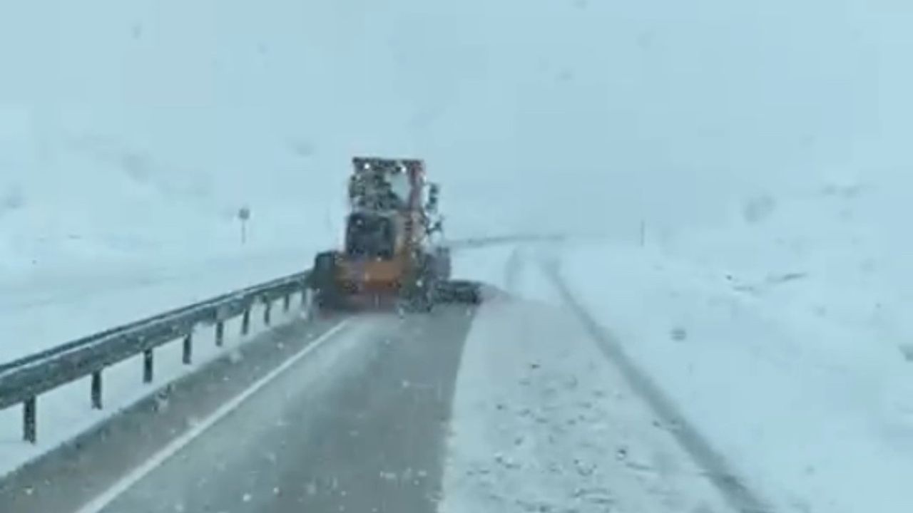 Yüksekova’da Karayolları Ekipleri Dört Ana Güzergâhta Karla Mücadele Yürüttü