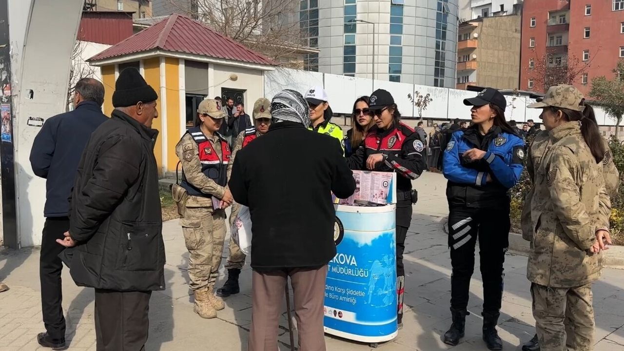 Yüksekova'da kolluk güçleri 25 Kasım'da kadına yönelik şiddete karşı bilgilendirme standı kurdu