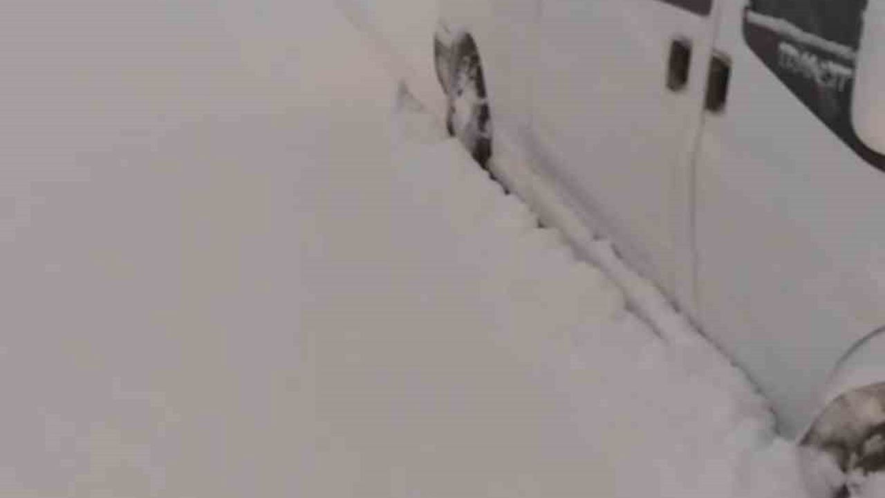 Yüksekova'da Mehmetçik, Kar Nedeniyle Mahsur Kalan Vatandaşları Kurtardı