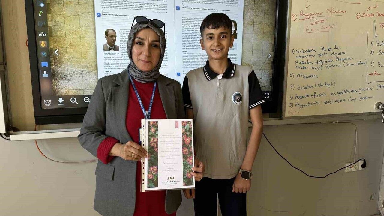 Yüksekova'da öğrenciler öğretmenlerine '2025 Aile Yılı' ve 'Yeşil Vatan' bağış sertifikalarını sundu