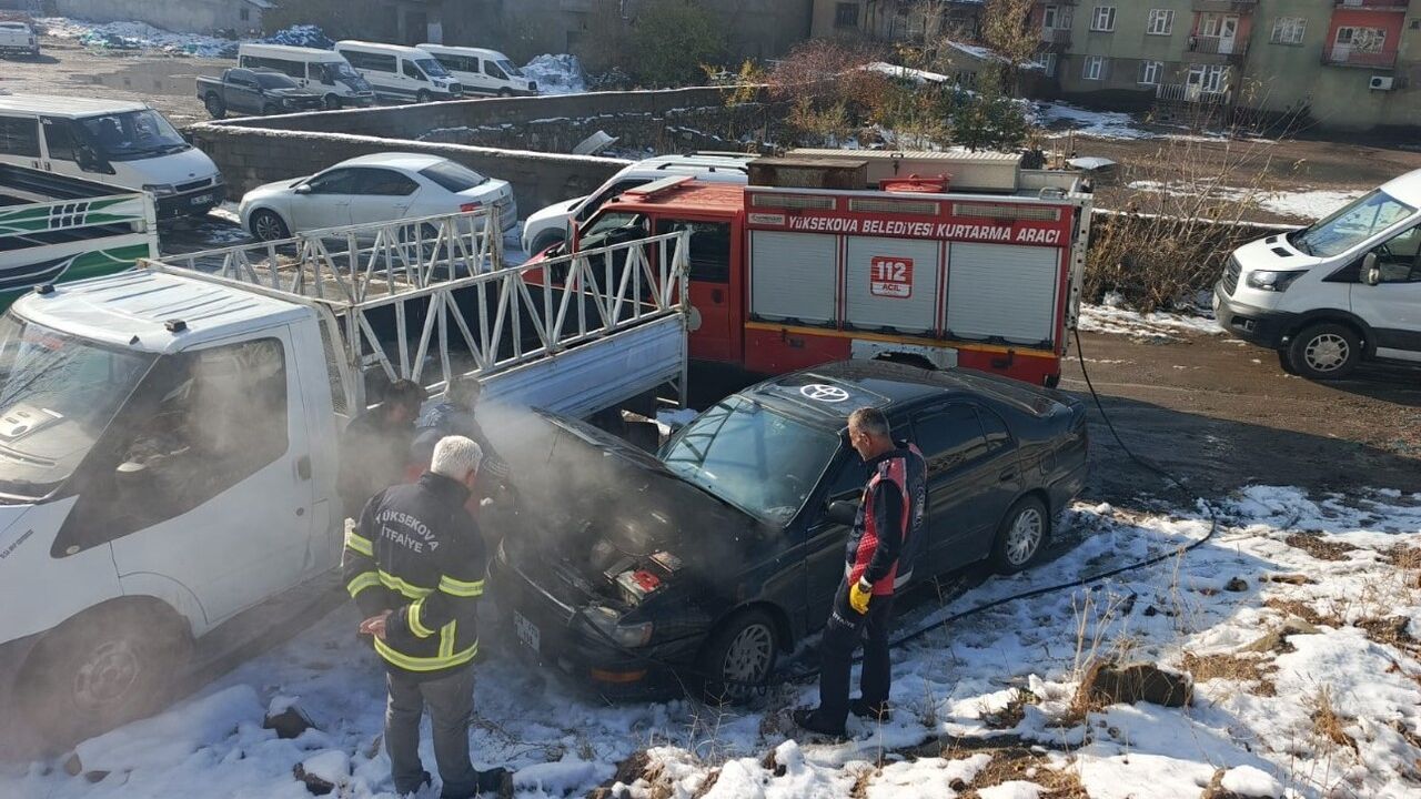 Yüksekova'da seyir halindeki Toyota'nın motorunda yangın, itfaiye müdahalesiyle söndürüldü